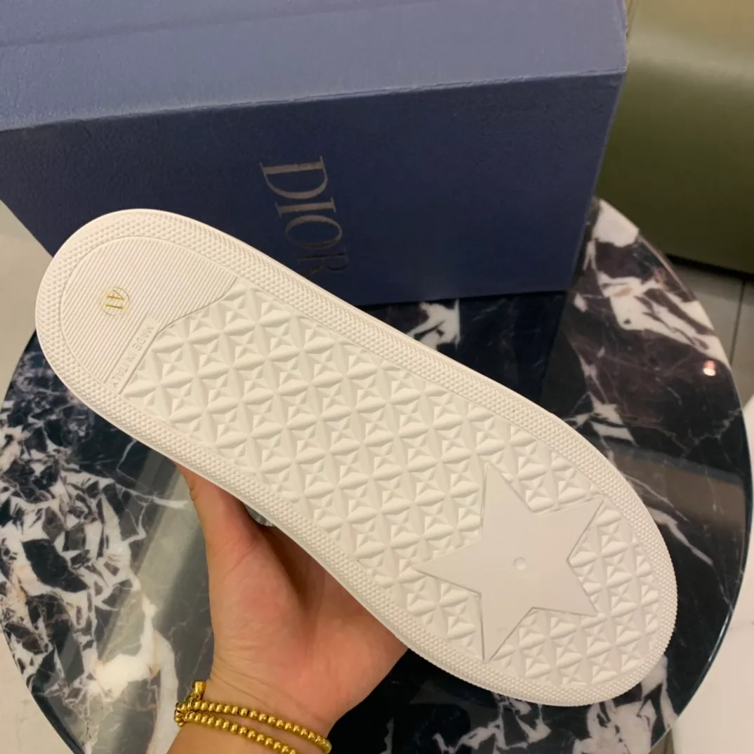Factory price 340, Dior series casual shoes 👟🔥🕷🕷【Dior】Dior New casual men's shoes are launched in Hong Kong counters. Official website 1:1 production. Original Italian materials. Designed by European and American masters. Perfect shape to create counter quality, solid color rubber wear-resistant outsole and classic dazzling head! Super versatile and very comfortable. High-end without losing taste, fashionable and novel! ! Absolute focus! Code number: 38-45